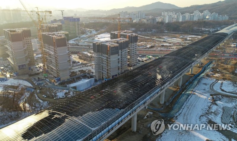 제2경인고속도로 갈현고가 화재, 뼈대만 남은 방음터널. 연합뉴스