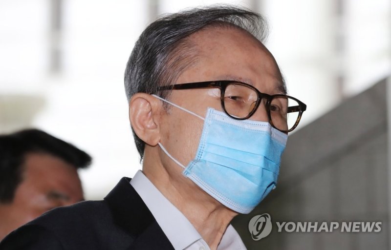 마스크 쓰고 법정 향하는 이명박. 연합뉴스