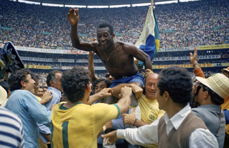 1970년 6월 21일 멕시코 월드컵 결승전 당시 멕시코시티 에스타디오 아즈테카 경기장에서 브라질 대표 선수였던 펠레(가운데)가 이탈리아를 상대로 4대 1 승리를 거둔 뒤 월드컵 우승을 기뻐하고 있다.AP연합뉴스