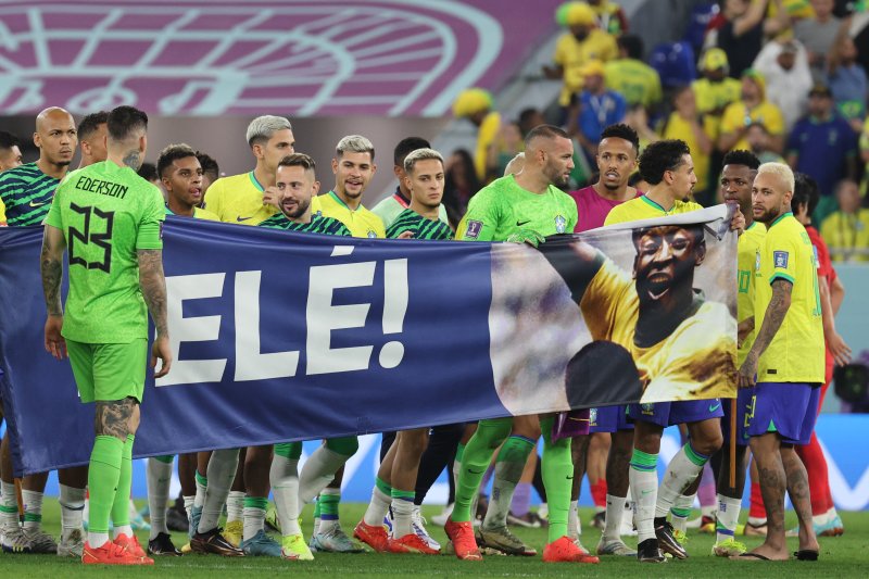 한국과의 16강 전이 끝난 후 브라질 선수들이 펠레의 쾌유를 기원하고 있다(뉴스1)