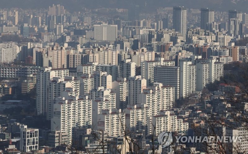 (서울=연합뉴스) 류영석 기자 = 서울 남산에서 바라본 아파트 단지의 모습.