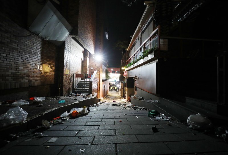[서울=뉴시스] 김진아 기자 = 지난 10월29일 밤 서울 용산구 이태원 일대에서 대규모 압사사고가 발생했다. 사진은 지난 10월30일 새벽 사고현장. 30일 오전 2시40분 기준 이태원 핼러윈 압사 사고와 관련해 120명이 사망한 것으로 확인됐다. 부상자는 100명으로 사망자는 더 늘 것으로 보인다. 2022.10.30. bluesoda@newsis.com