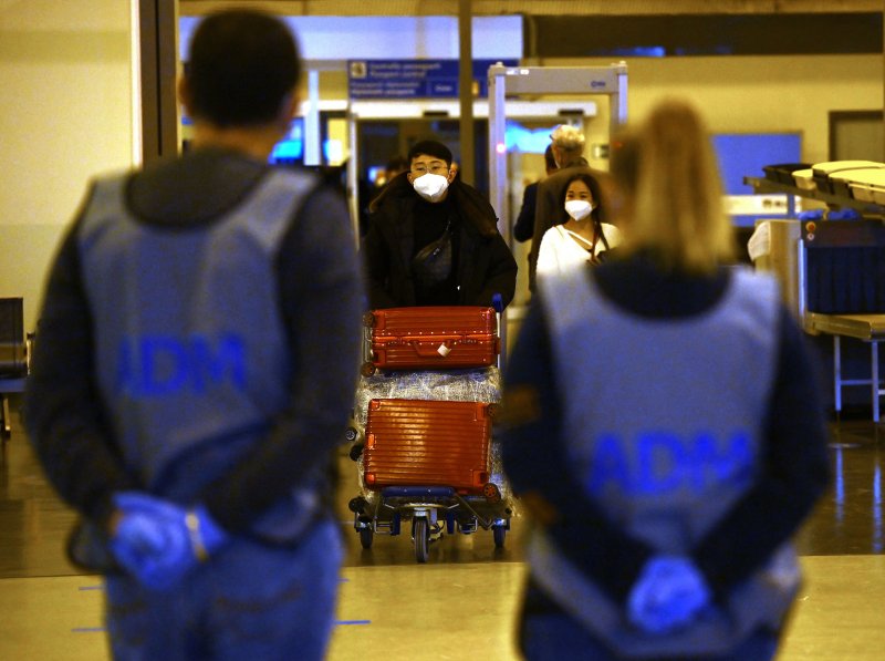 29일(현지시간) 이탈리오 로마 플루미시노 국제공항에서 코로나19 진단 검사를 받은 중국 여행객들이 입국 청사를 떠나고있다.AFP연합뉴스