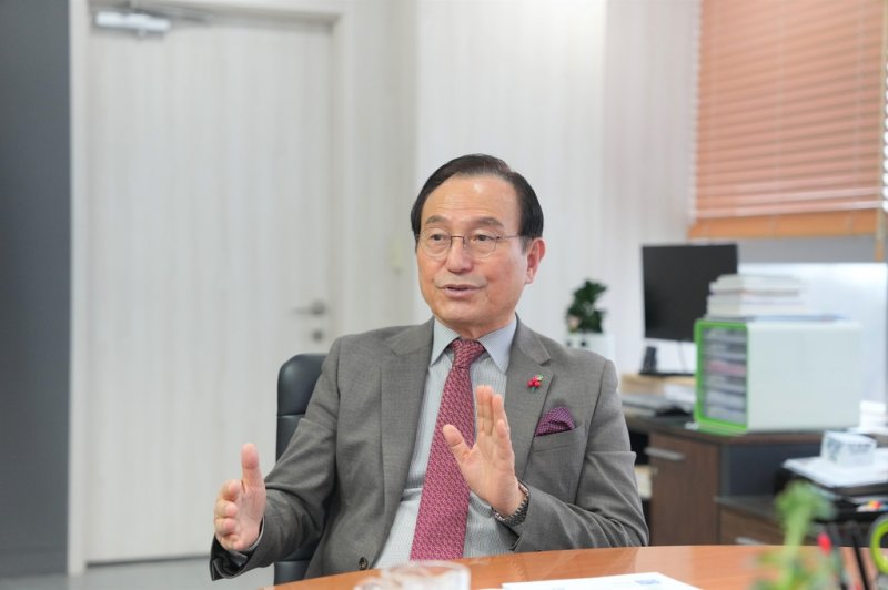 인터뷰하는 박상돈 천안시장 [천안시 제공. 재판매 및 DB 금지]