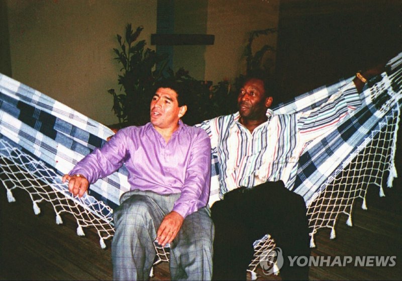 1995년 브라질 리우데자네이루에서 만난 펠레와 마라도나 FILE - Argentine soccer star Diego Armando Maradona, left, rests in a hammock with Brazilian soccer star Pele, during a meeting in Rio de Janeiro, Brazil, May 13, 1995. Pelé, the Brazilian king of soccer who won a record three World Cups and became one of the most com