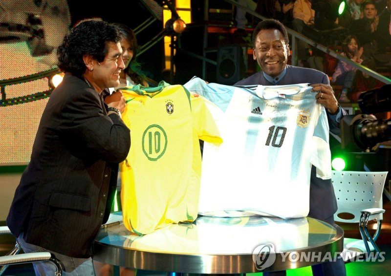 2005년 마라도나의 프로그램에 첫 게스트로 나온 펠레 epa08841798 (FILE) - A handout photo made available by Canal Trece of Argentinian soccer legend Diego Maradona (L) and Brazilian soccer legend Pele (R) posing with jerseys during the TV Show 'La Noche del Diez' (the night of the ten), conducted by the Argentinean socce