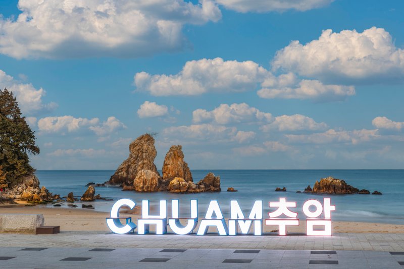 동해 추암해변에 설치된 랜드마크 조형물.(동해시 제공) 2022.12.30/뉴스1