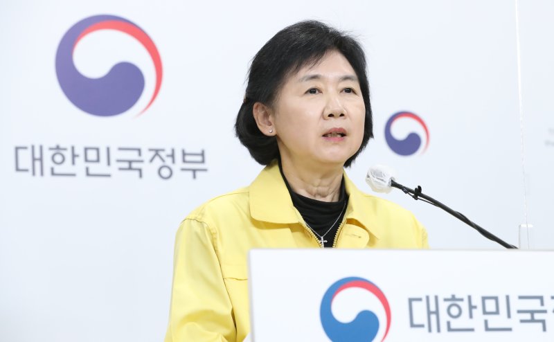 [청주=뉴시스] 강종민 기자 = 지영미 중앙방역대책본부장(질병관리청장)이 지난 23일 충북 청주시 질병청에서 실내마스크 의무화 조정계획 등을 발표하고 있다. 2022.12.30. ppkjm@newsis.com