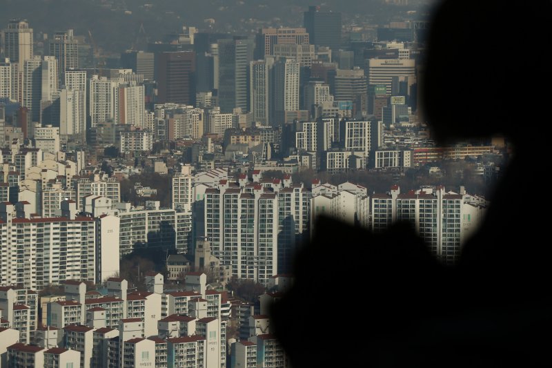 서울 아파트 매수심리 1년 넘게 기준선 이하 (서울=연합뉴스) 진연수 기자 = 서울 아파트 매수심리가 1년 넘도록 기준선(100) 이하에 머물며 올 한해 거래 한파를 몰고 왔다. 30일 한국부동산원에 따르면 이번주 서울 아파트 매매수급지수는 63.1을 기록해 지난주(64.0)보다 하락했다. 수급지수는 조사 기간 내 상대 비교지만 단순 수치만 볼 때 2012년 7월 첫 주 58.3을 기록한 이후 가장 낮은 것이다. 사진은 서울 여의도 63스퀘어 전망대에서 바라본 아파트. 2022.12.30 jin90@yna.co.kr (끝)