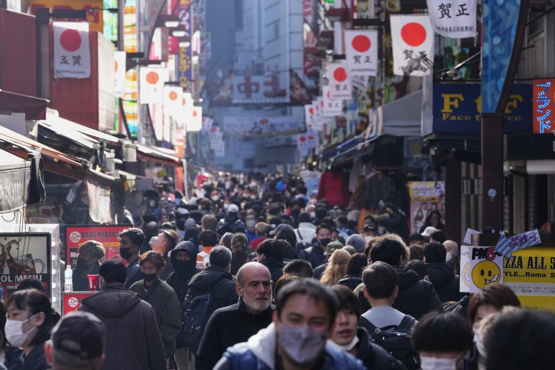 [도쿄=AP/뉴시스] 지난해 12월 30일 일본 도쿄에서 연말연시를 맞아 마스크 착용·미착용 시민들이 유명 쇼핑가에서 쇼핑하고 있다.
