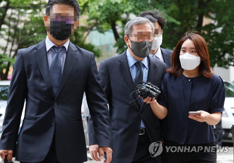 장하원 디스커버리펀드 대표, 영장심사 출석 (서울=연합뉴스) 김도훈 기자 = 환매 중단으로 2천560억원에 이르는 피해를 발생시킨 디스커버리펀드자산운용 장하원 대표가 8일 오전 서울 양천구 서울남부지방법원에서 열린 영장실질심사에 출석하고 있다. 2022.6.8 superdoo82@yna.co.kr (끝)