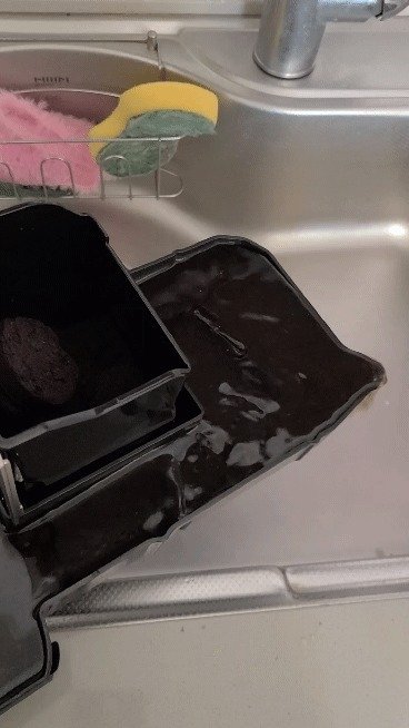 필립스 '라떼고 5400' 물받이에 가득찬 물을 버리는 모습 ⓒ News1 김민석 기자