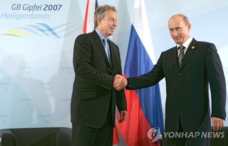 "집권 초 푸틴, 나토 확장 반대 안해"…영 기밀문서 해제 epa01032998 British Prime Minister Tony Blair (L) shakes hands with Russian President Vladimir Putin (R) during the G8 Summit in Heiligendamm 08 June 2007. EPA/DMITRY ASTAKHOV / RIA NOVOSTI/KREMLIN POOL