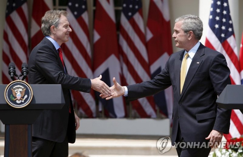 "집권 초 푸틴, 나토 확장 반대 안해"…영 기밀문서 해제 epa02310790 (FILE) A file photo dated 17 May 2007 shows US President George W. Bush (R) and British Prime Minister Tony Blair shake hands after addressing the media in the Rose Garden at the White House in Washington, D.C., USA. EPA/MATTHEW CAVANAUGH