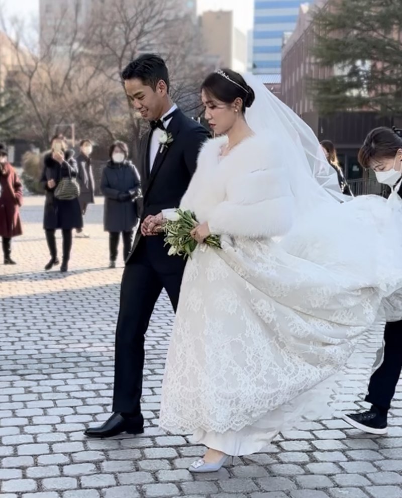 여자골프 세계 랭킹 1위 리디아 고와 정태영 현대카드 부회장의 아들 정준 씨가 30일 서울 중구 명동성당에서 열린 결혼식에 입장하고 있다. 현대카드 제공