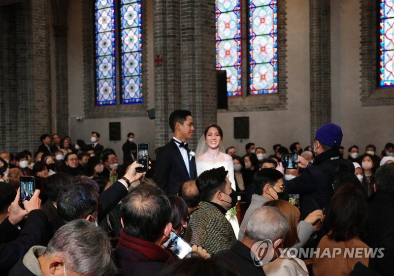 '12월의 신부' 리디아 고, 명동성당에서 결혼 '12월의 신부' 리디아 고, 명동성당에서 결혼 (서울=연합뉴스) 여자골프 세계 랭킹 1위 리디아 고와 정태영 현대카드 부회장의 아들 정준 씨가 30일 서울 중구 명동성당에서 열린 결혼식에 입장하고 있다. 2022.12.30 [현대카드 제공, 재판매 및 DB 금지] photo@yna.co.kr (끝)