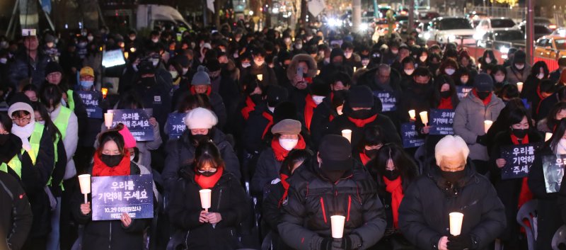 30일 서울 용산구 대통령실 인근에서 열린 10·29 이태원 참사 진상규명과 책임자 처벌을 위한 2차 시민추모제에서 유가족과 참석자들이 희생자 추모 묵념을 하고 있다. /사진=뉴시스화상