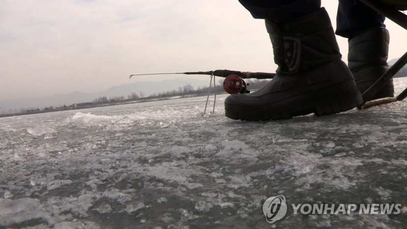 기온이 오르면서 해빙기 안전사고에 각별히 주의가 필요하다. 사진은 얼음낚시를 하고 있는 강태공. /연합뉴스