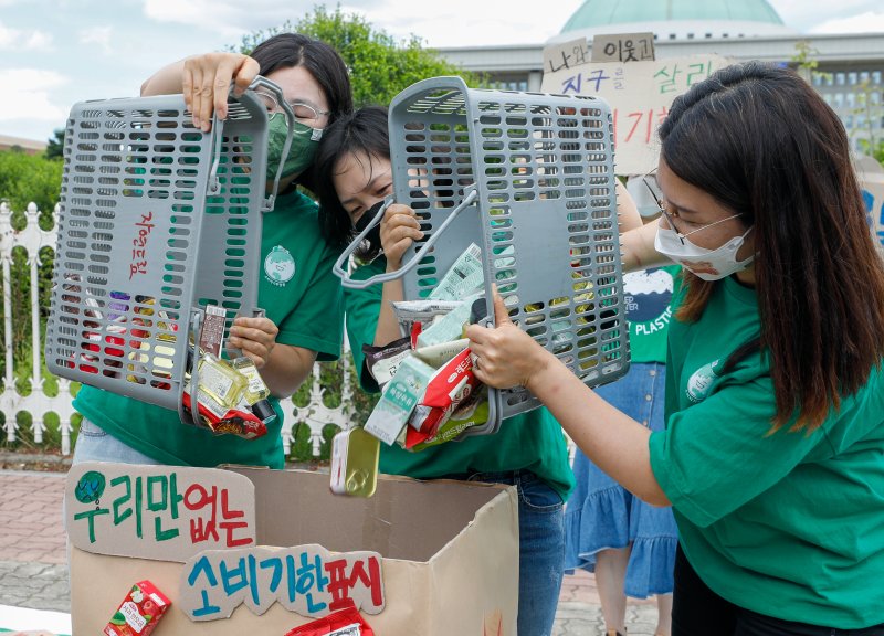 소비자기후행동 회원들이 16일 서울 여의도 국회의사당 앞에서 열린 소비기한표시제 도입 촉구 기자회견에서 퍼포먼스를 하고 있다. 참가자들은 소비기한표시제가 소비자에게 식품 폐기 시점에 대한 정확한 정보를 전달하고 식품 낭비를 줄여 환경보호를 할 수 있다며 제도 도입을 촉구했다. 뉴스1