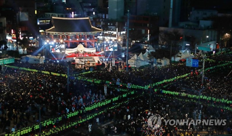 2019년 12월 31일 서울 종로구 보신각 앞을 가득 메운 시민들이 제야의 종 타종 행사를 기다리고 있다. 연합뉴스 제공