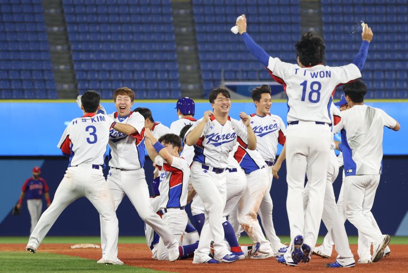 한국 야구가 3월 월드베이스볼클래식(WBC)에서 명예 회복을 노린다. 사진은 2021년에 펼쳐진 2020 도쿄 올림픽 야구대표팀 모습. /뉴스1