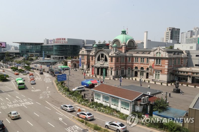 옛 서울역사 서울의 관문 서울역 (서울=연합뉴스) 조보희 기자 = 해마다 추석이나 설 명절이 찾아오면 서울역은 선물꾸러미를 든 사람들로 북새통을 이룬다. 일제강점기인 1925년 준공된 옛 서울역사는 특히나 고속도로망이 미비했던 시절에 핵심적인 귀성·귀경 통로였다. 옛 서울역사는 2004년 생긴 KTX 신역사에 본래의 기능을 넘기고 2011년 '문화역서울284'란 복합문화공간으로 바뀌었다. 역 광장은 차로가 넓어지면서 전보다 눈에 띄게 줄어들었다. 2018.9.11 jobo@yna.co.kr (끝)