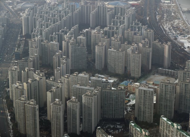 내년부터 서울 등 조정대상지역에 집 2채를 가진 이들의 종합부동산세 부담액이 올해의 절반 이하로 떨어진다. 기획재정부에 따르면 내년부터 조정대상지역 2주택자들은 중과세율(1.2~6.0%)이 아니라 일반세율(0.5~2.7%)을 적용받게 됐다. 조정대상지역에 공시가 8억원과 12억원, 총 20억원 상당의 주택을 보유했을 경우 올해 1436만2000원을 종부세로 내야 했지만 내년에는 552만8000원으로 감소한다. 사진은 26일 서울 송파구 롯데타워 서울스카이에서 바라본 도심의 모습. 2022.12.26./뉴스1 ⓒ News1 신웅수 기