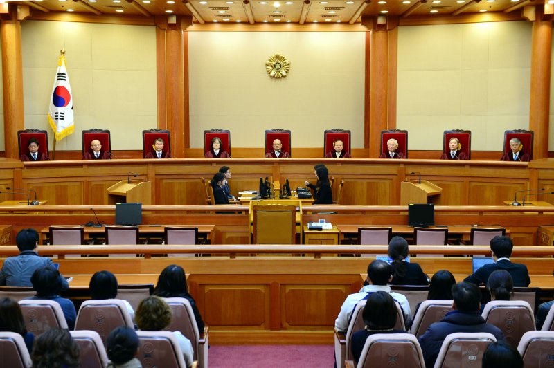 박한철 헌법재판소장과 재판관들이 성매매 알선 등 행위의 처벌에 관한 법률 제21조 1항의 위헌 여부를 선고하기 위해 서울 종로구 헌법재판소 심판정에 들어서서 자리하고 있다. ⓒ News1 이광호 기자