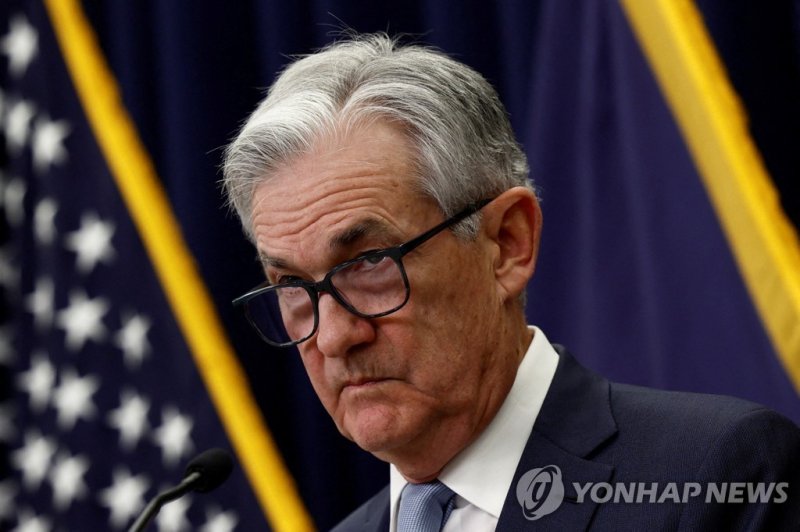 제롬 파월 연준 의장 FILE PHOTO: Federal Reserve Board Chairman Jerome Powell looks on during a news conference following the announcement that the Federal Reserve raised interest rates by half a percentage point, at the Federal Reserve Building in Washington, U.S., December 14, 2022. REUTERS/Evelyn Hockstei