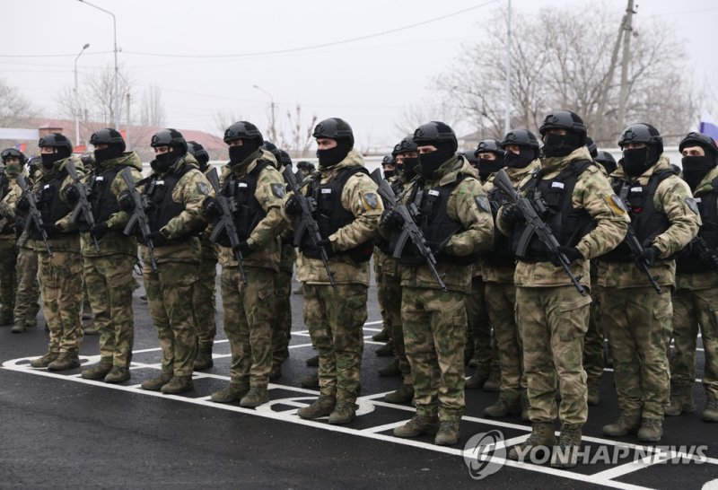 러시아군 RUSSIA, GROZNY - DECEMBER 28, 2022: Russian National Guard officers attend a ceremony to open new accommodation facilities for extra-departmental security personnel and the OMON Akhmat-Krepost special police unit in transport under the Chechen Regional Command of the Russian National Guard. Yel