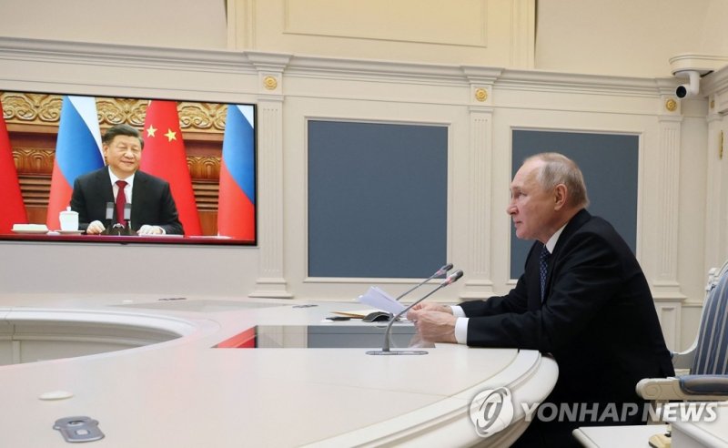 시진핑 中 주석과 화상 회담하는 푸틴 러시아 대통령 시진핑 中 주석과 화상 회담하는 푸틴 러시아 대통령 (모스크바 AFP=연합뉴스) 블라디미르 푸틴 러시아 대통령이 30일(현지시간) 모스크바 크렘린궁에서 시진핑 중국 국가주석과 화상 정상회담을 하고 있다. 이날 회담에서 푸틴 대통령은 시 주석을 "친애하는 친구"라고 부르며 "우리는 당신이 내년 봄에 모스크바를 국빈 방문하기를 기다리고 있다"고 말했다. 2022.12.30 ddy04002@yna.co.kr (끝)