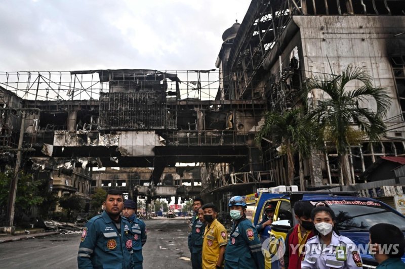 캄보디아 카지노 호텔 화재 Thai rescue workers stand in front of the destroyed part of the Grand Diamond City hotel-casino after a fire in Poipet on December 30, 2022. - Rescuers scoured through the charred ruins of the Cambodian hotel and casino complex but warned on December 30 they were expecting to find mor