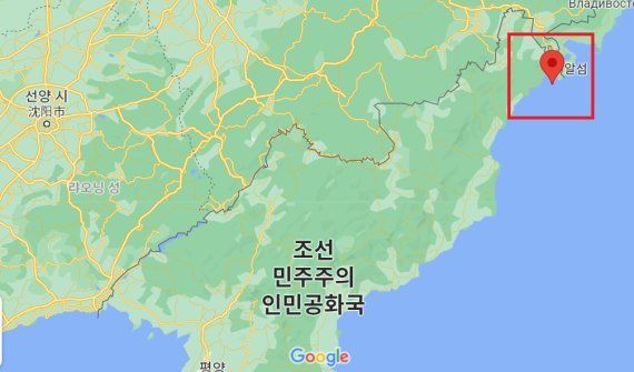 알섬 위치. 미국이 2020년 6월 중순경 함북 길주군 무수단리 앞바다의 이 섬에 북한이 청와대 또는 국방부 청사로 추정되는 모형 시설이 구축되고 있는 것을 포착, 한국 당국과 정보를 공유한 것으로 알려졌다. 사진=구글 지도 캡처