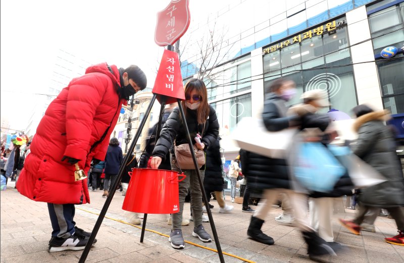 한 구세군 자선냄비봉사자가 지난 2012년 겨울 서울 중구 명동거리에서 모금활동을 하고 있다. 뉴스1