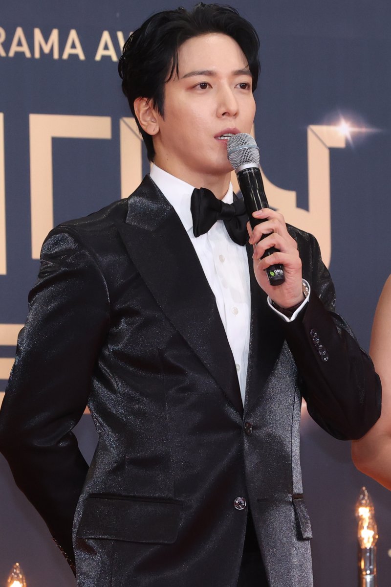 인사말하는 정용화 (서울=연합뉴스) 강민지 기자 = 배우 정용화가 31일 오후 서울 여의도 KBS 신관공개홀에서 열린 '2022 KBS 연기대상' 레드카펫 행사에서 인사말을 하고 있다. 2022.12.31 mjkang@yna.co.kr (끝)