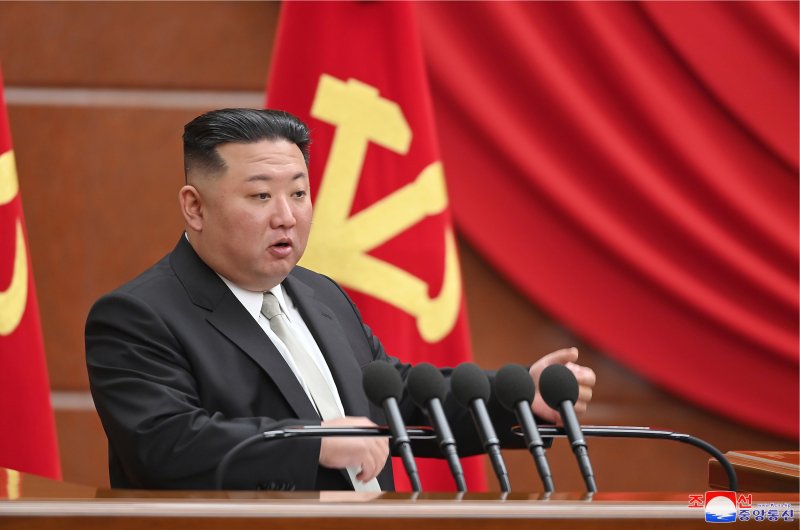 김정은 "핵탄 보유량 기하급수적 늘려라"…전원회의 보고. 북한 김정은이 지난해 말 열린 노동당 전원회의에서 핵탄두 보유량을 기하급수적으로 늘리겠다는 방침을 밝혔다. 김은 전원회의 보고에서 "남조선괴뢰들이 의심할 바 없는 우리의 명백한 적으로 다가선 현 상황은 전술핵무기 다량 생산의 중요성과 필요성을 부각시켜주고 나라의 핵탄 보유량을 기하급수적으로 늘일 것을 요구하고 있다"고 말했다고 조선중앙통신이 1일 보도했다. /조선중앙통신