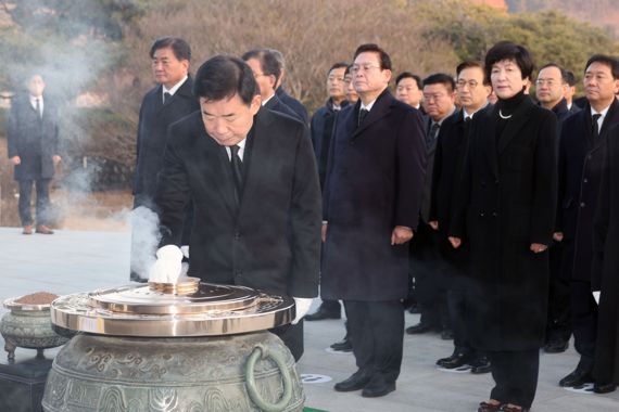 김진표 국회의장과 의장단이 1일 서울 동작구 국립서울현충원을 찾아 참배하고 있다. 사진=서동일 기자