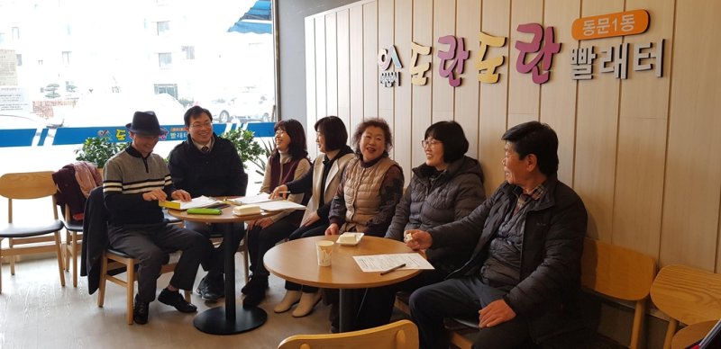 이야기꽃 피우는 봉사단원들 [촬영 정찬욱]
