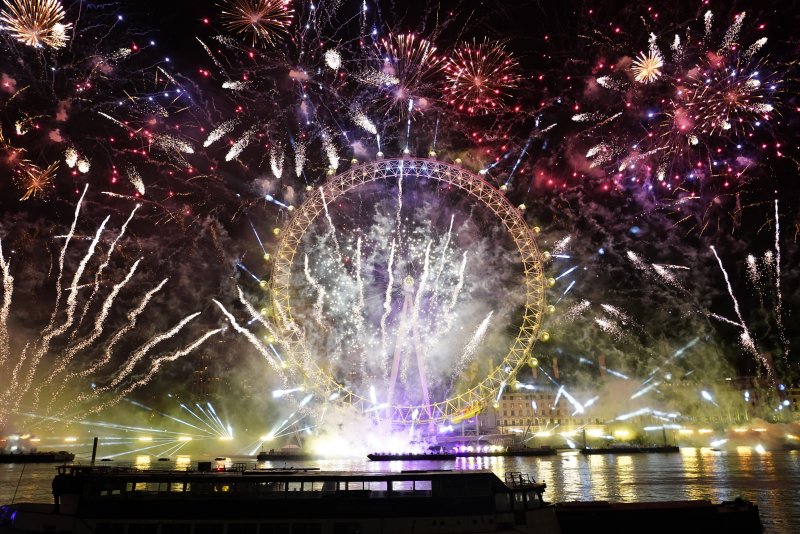 [런던=AP/뉴시스] 1일(현지시간) 영국 런던의 런던 아이 주변을 새해 축하 불꽃이 화려하게 수놓고 있다. 2023.01.01. <저작권자ⓒ 공감언론 뉴시스통신사. 무단전재-재배포 금지.> 사진=뉴시스