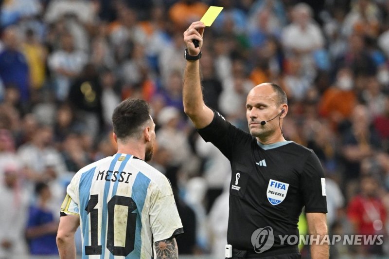 네덜란드와 8강전에서 아르헨티나 메시에게 경고하는 라오스 주심(오른쪽) Spanish referee Antonio Mateu Lahoz shows a yellow card to Argentina's forward #10 Lionel Messi during the Qatar 2022 World Cup quarter-final football match between Netherlands and Argentina at Lusail Stadium, north of Doha, on December 9, 2022. (Photo by Albe