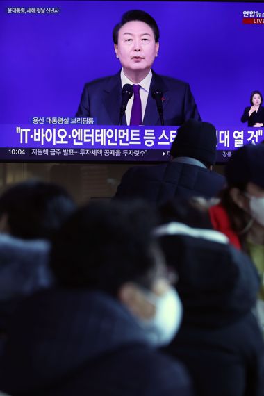 1일 서울역에서 시민들이 윤석열 대통령의 신년사를 TV로 시청하고 있다. 사진=서동일 기자