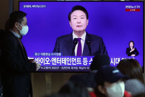 1일 서울역에서 시민들이 윤석열 대통령의 신년사를 TV로 시청하고 있다. 사진=서동일 기자