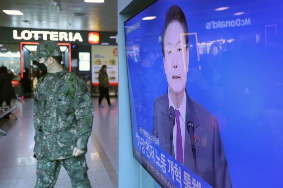 1일 서울역에서 시민들이 윤석열 대통령의 신년사를 TV로 시청하고 있다. 사진=서동일 기자