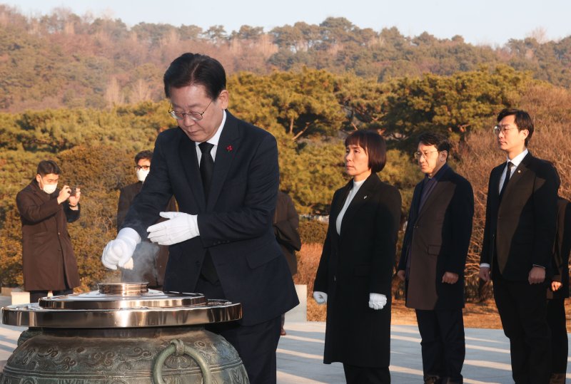 이재명 더불어민주당 대표가 2023년도 새해 첫날인 1일 오전 서울 동작구 국립서울현충원을 참배하고 있다. 2023.1.1/뉴스1 ⓒ News1 국회사진취재단