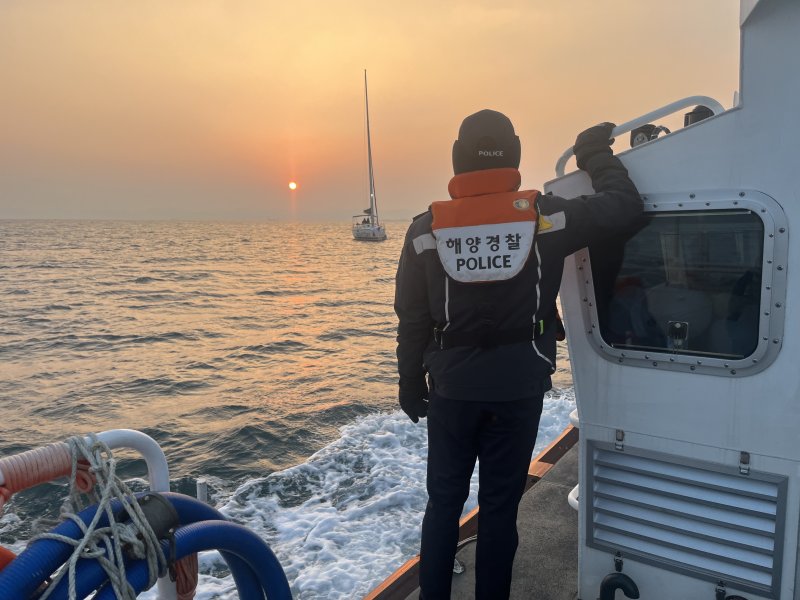 경북 포항해양경찰서는 계묘년 새해 첫 낳인 1일 호미곶 해맞이 광장 등 해맞이 주요 명소 앞 바다에 헬기와 함정 등 17척을 증강 배치해 안전관리에 나섰다. 사진은 영일대해수욕장 앞 바다에서 선상 해맞이관광객들의 안전을 확인하는 모습,.(포항해양경찰서제공)2023.1.1