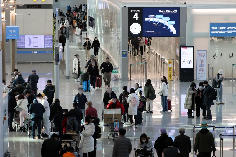 (인천공항=뉴스1) 김진환 기자 = 1일 오전 인천국제공항 출국장이 계묘년 새해를 맞아 출국하는 여행객들로 붐비고 있다. 2023.1.1/뉴스1 /사진=뉴스1화상