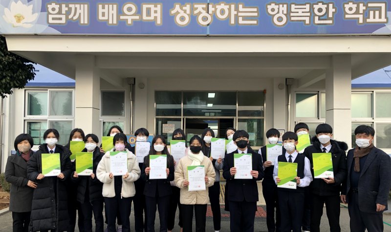 [무안=뉴시스] 류형근 기자 = 전남 무안중은 3학년 신동건 학생 등 16명이 초록우산 어린이재단에서 주최한 '제7회 전국 감사편지 공모전'에서 교육부 장관상, 장려상 등을 수상했다고 1일 밝혔다. (사진=전남도교육청 제공). photo@newsis.com *재판매 및 DB 금지