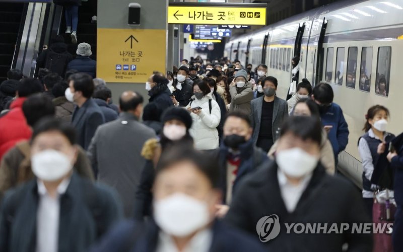 SRT 이용하는 승객들 SRT 이용하는 승객들 (서울=연합뉴스) 류영석 기자 = 국토교통부는 코레일·SR 통합 여부 결정을 유보한다는 판단이 담긴 철도 공기업 경쟁체제 평가 결과를 정부에 제출했다고 19일 밝혔다. 사진은 이날 서울 강남구 수서역 SRT 역사의 모습. 2022.12.20 ondol@yna.co.kr (끝)