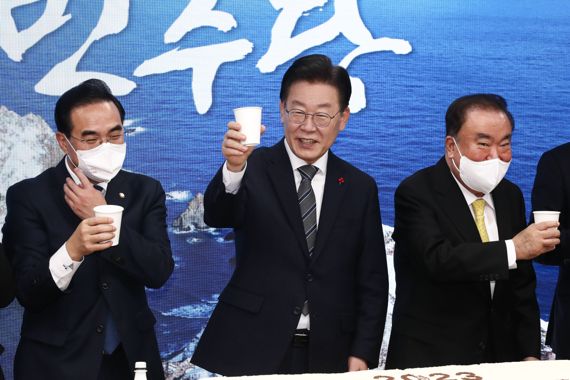더불어민주당 이재명 대표와 박홍근 원내대표 등 참석자들이 1일 서울 여의도 더불어민주당 중앙당사에서 열린 2023 신년인사회에서 막걸리와 식혜로 건배를 하고 있다. 사진=서동일 기자
