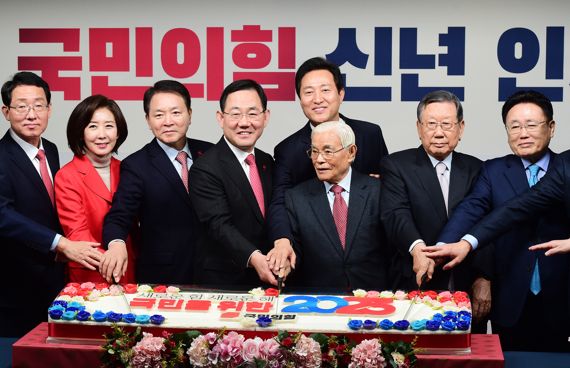 1일 오전 서울 여의도 중앙당사에서 열린 2023 국민의힘 신년인사회에서 주호영 원내대표, 오세훈 서울시장, 목요상, 유흥수, 유준상 상임고문과 당직자들이 떡케이크를 자르고 있다. 사진=서동일 기자